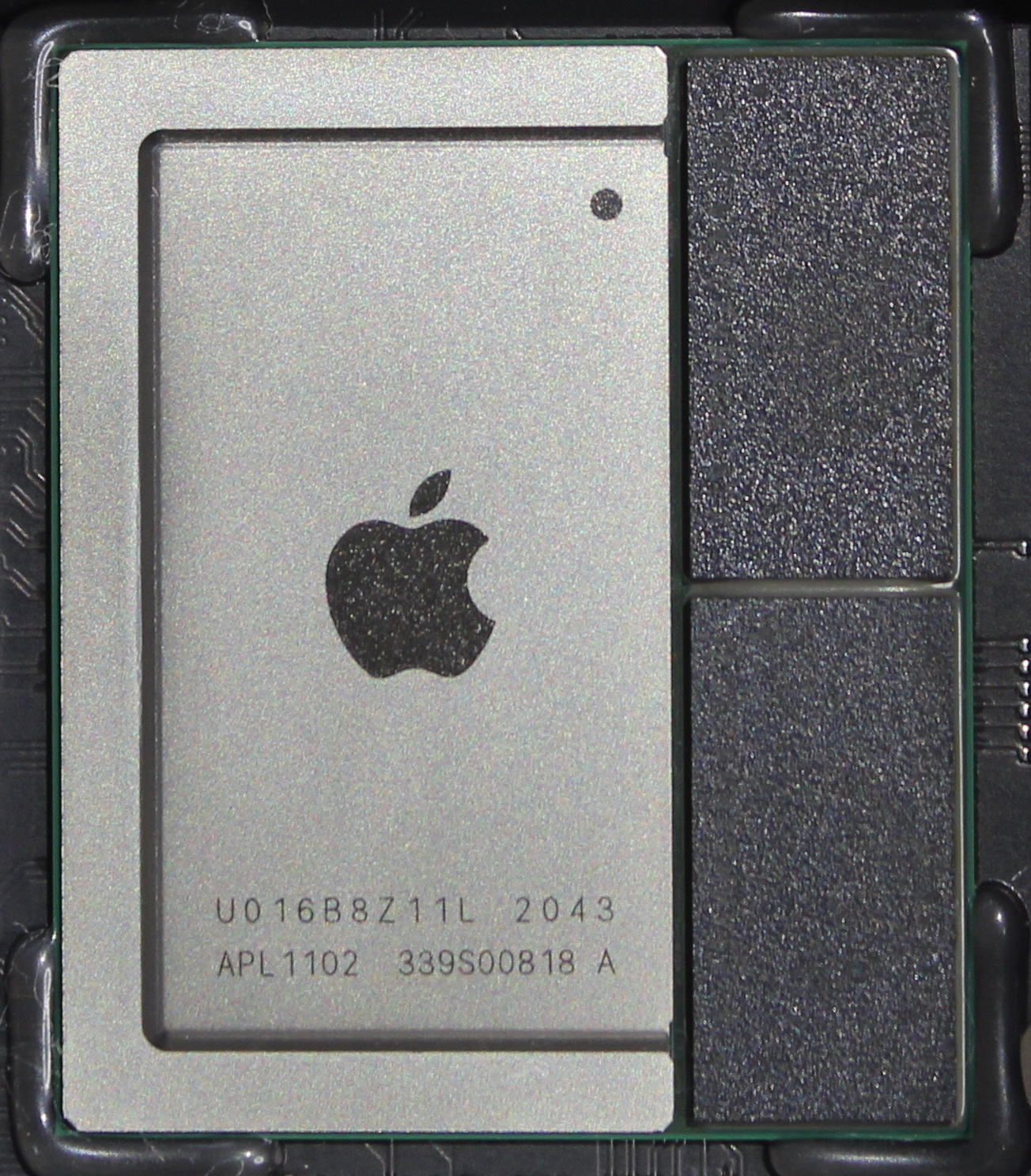 Cận cảnh con chip Apple M1 trên bo mạch Mac mini, ảnh minh họa
