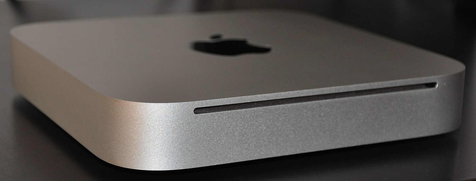 Cạnh trước của một chiếc Mac mini bằng nhôm, ảnh minh họa